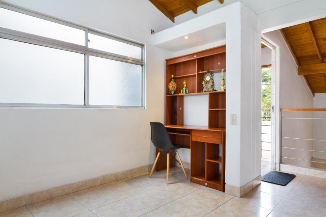 Holiday home Casa Entera-cerca A Mall La Y Estacion De Tranvia