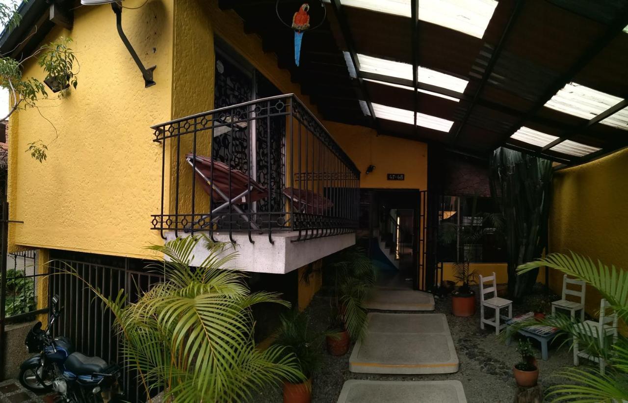 Hostel Yellow House *