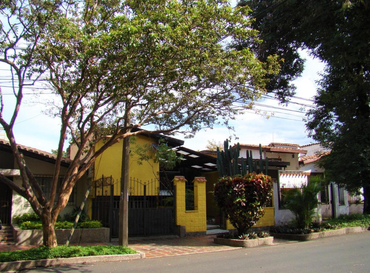 Yellow House Hostel *