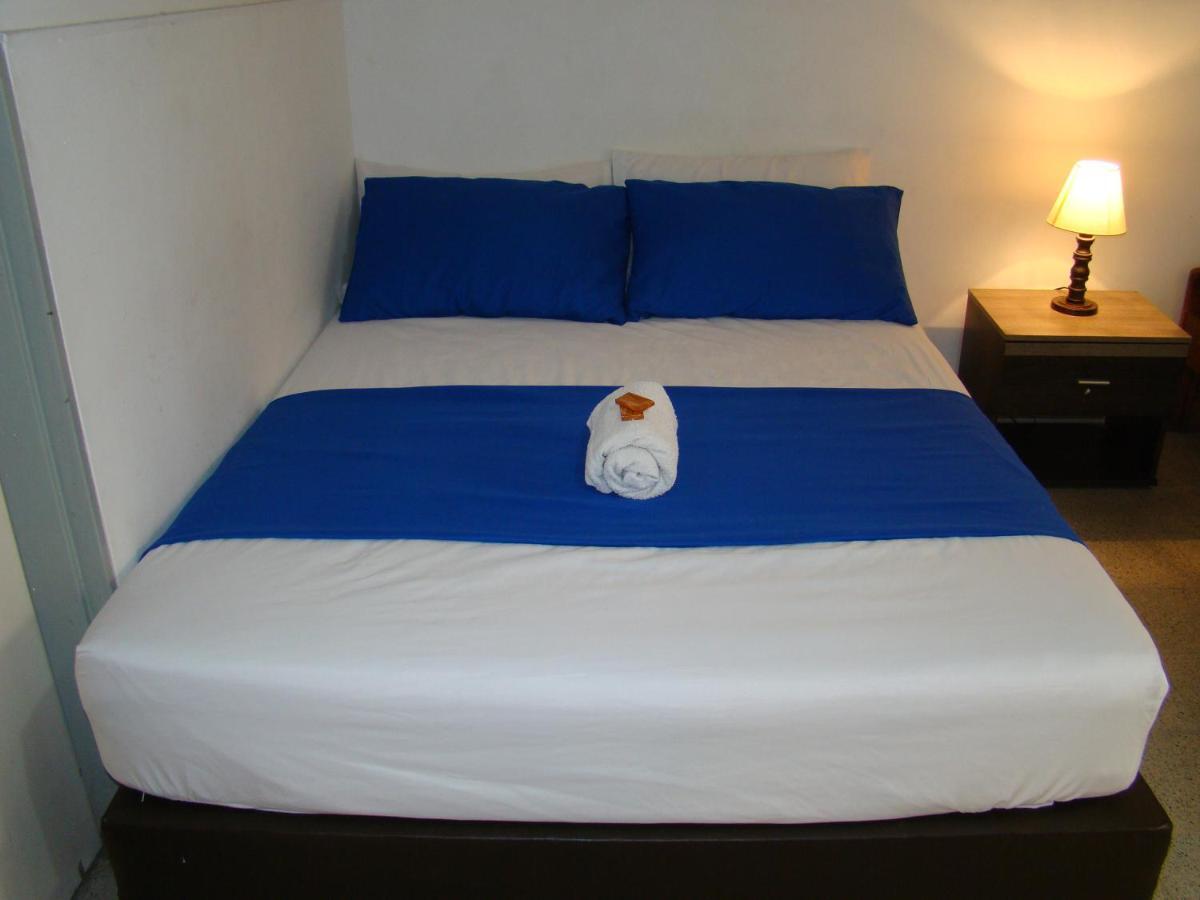 Yellow House Hostel *