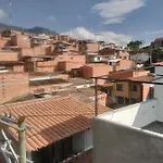 Aparta estudios Michelle en Robledo a 20 minutos del centro al lado de la universidad Esumer, imprescindible el pago de la primer noche