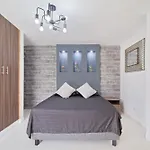 2 Bedroom Apartment - One Block From Lleras Park, P1
