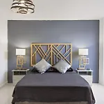 2 Bedroom Apartment - One Block From Lleras Park, P1