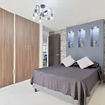 2 Bedroom Apartment - One Block From Lleras Park, P1