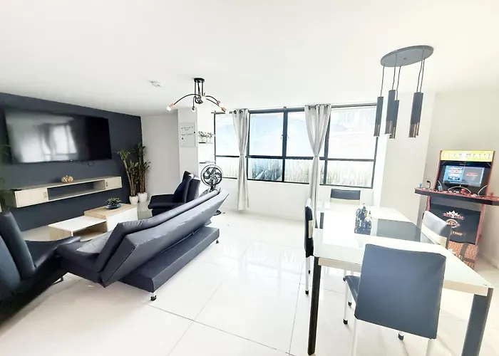 2 Bedroom Apartment - One Block From Lleras Park, P1