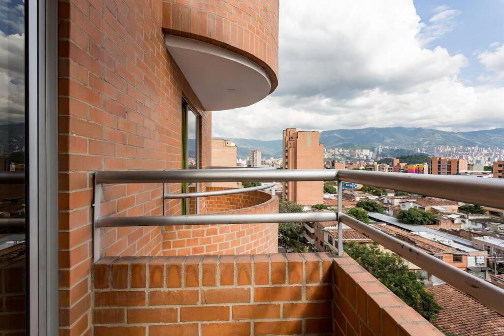 Apartamento Large 3 Bedroom Near Poblado W Free Parking
