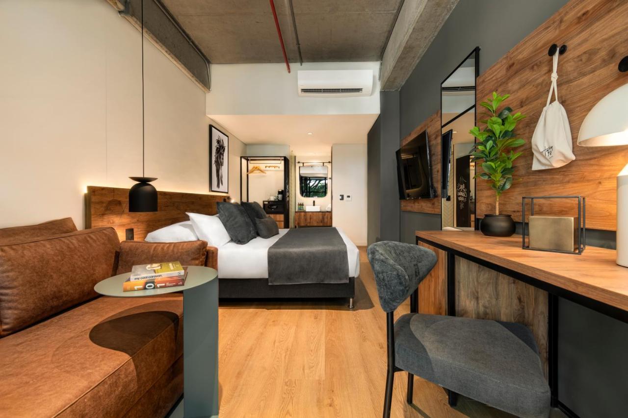 Hotel Hashtag 98