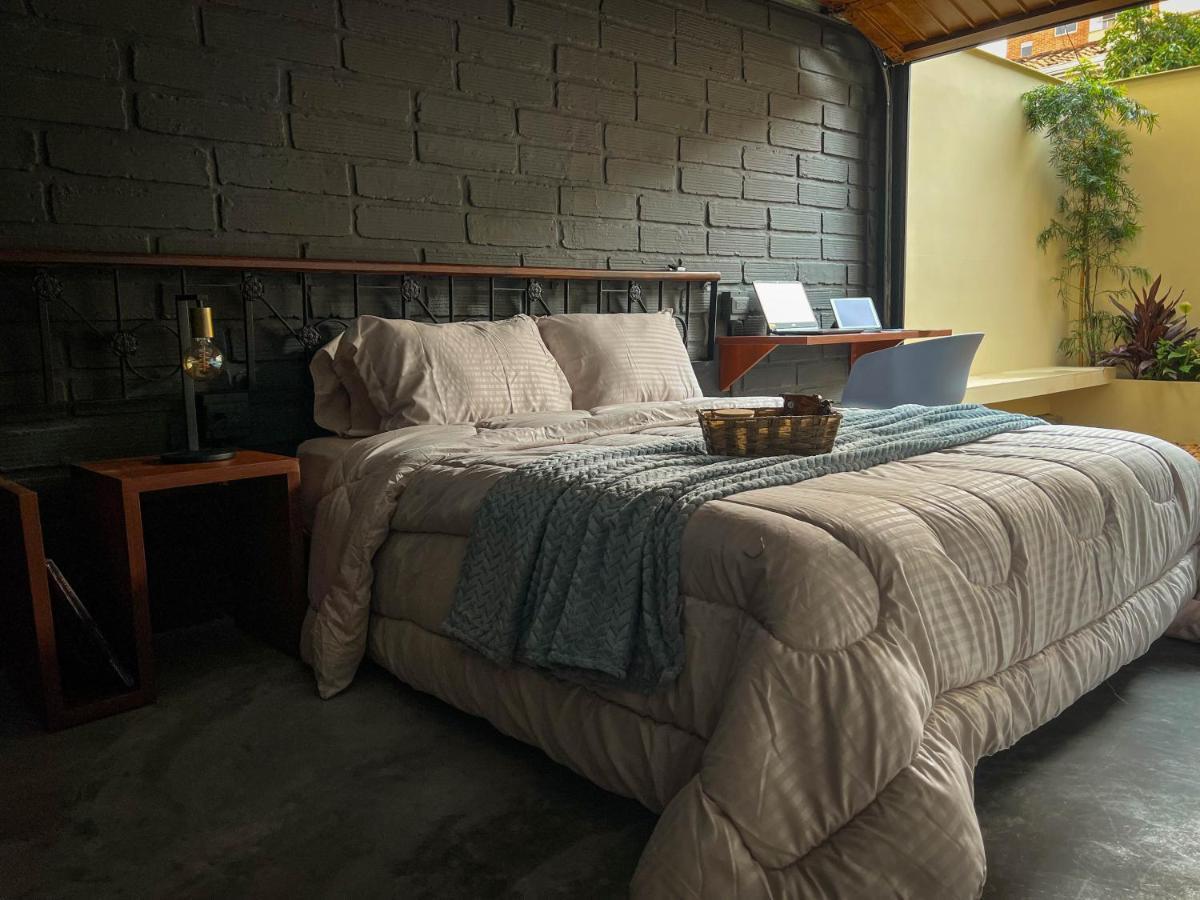 Park & Relax: Your Private Garage Apartamento *