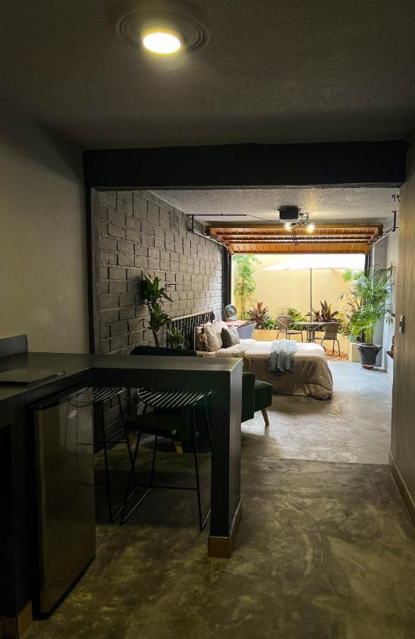 Park & Relax: Your Private Garage Apartamento
