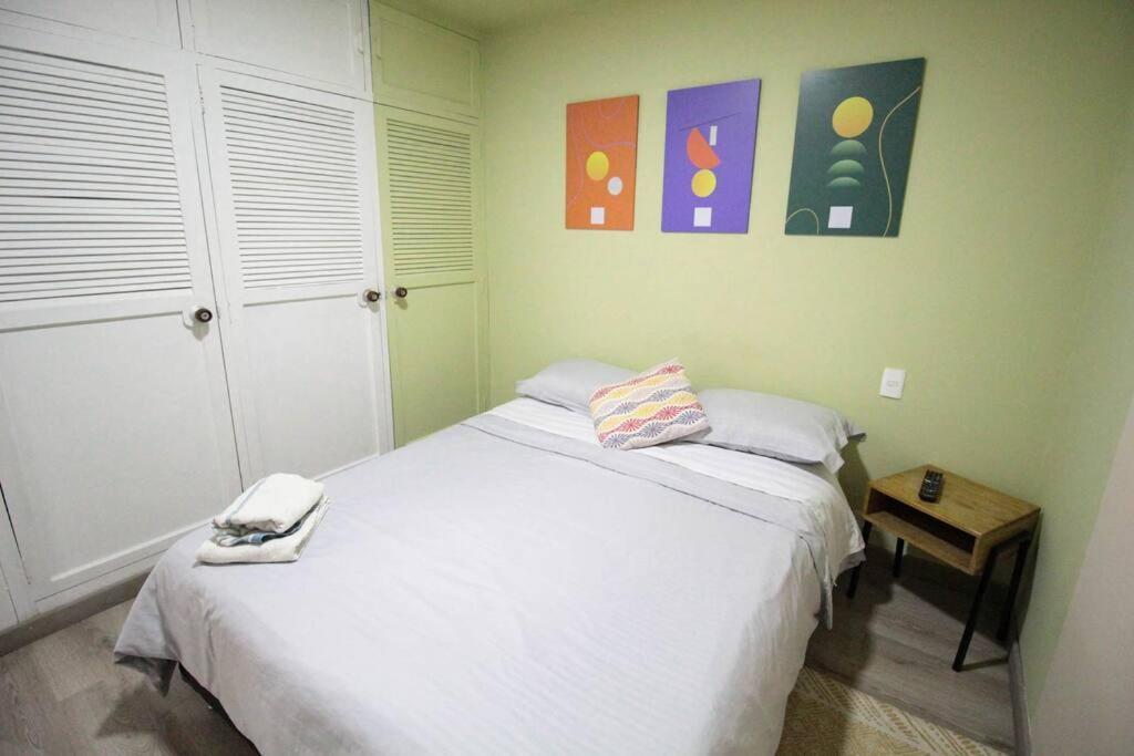 Aparta Estudio Cerca Al Parque Lleras M202 By Roots Medellin