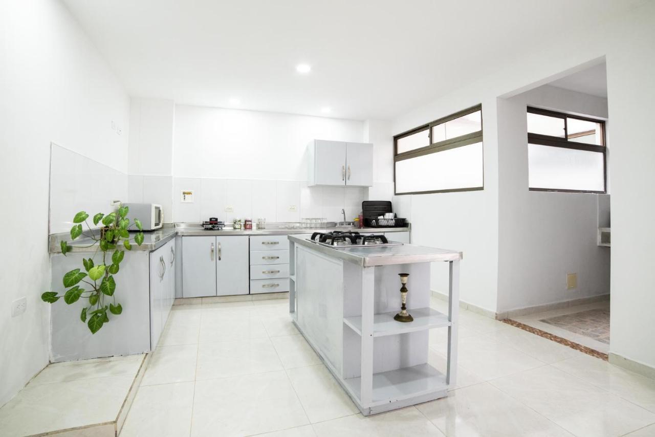 Tu Refugio Acogedor En El Corazon De Medellin Hab Privada A Habitación en casa particular *