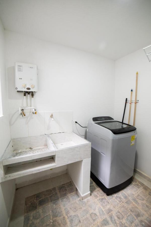 Tu Refugio Acogedor En El Corazon De Medellin Hab Privada A Habitación en casa particular *