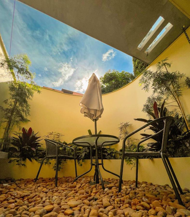 Park & Relax: Your Private Garage Apartamento