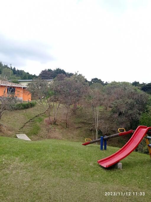 Santa Elena. Refugio De Luz Сasa de vacaciones Medellín