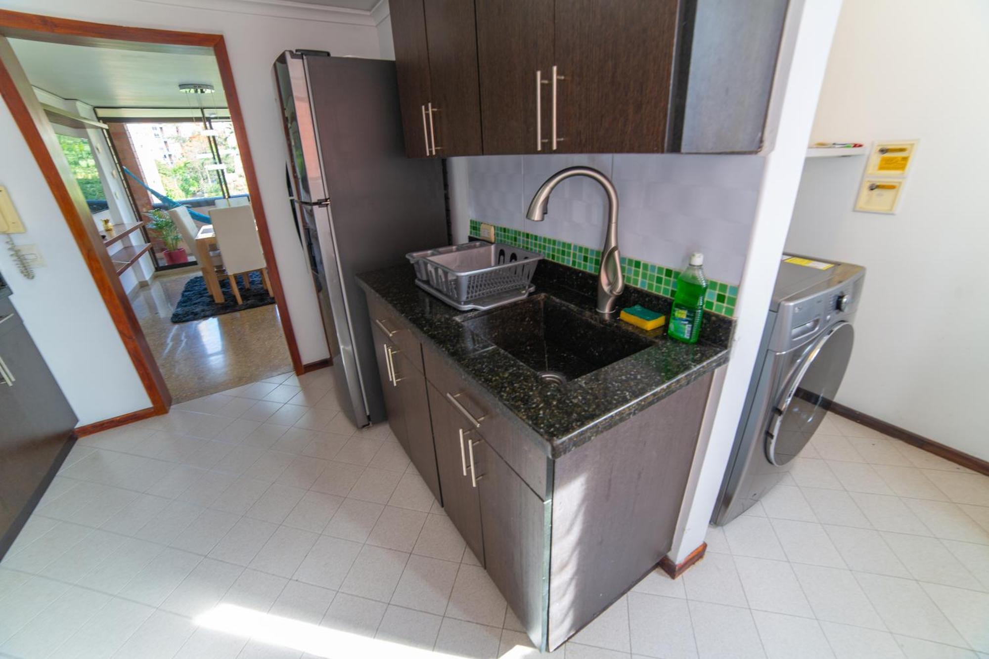 Apartamento Floor W/balcony In El Poblado Medellín