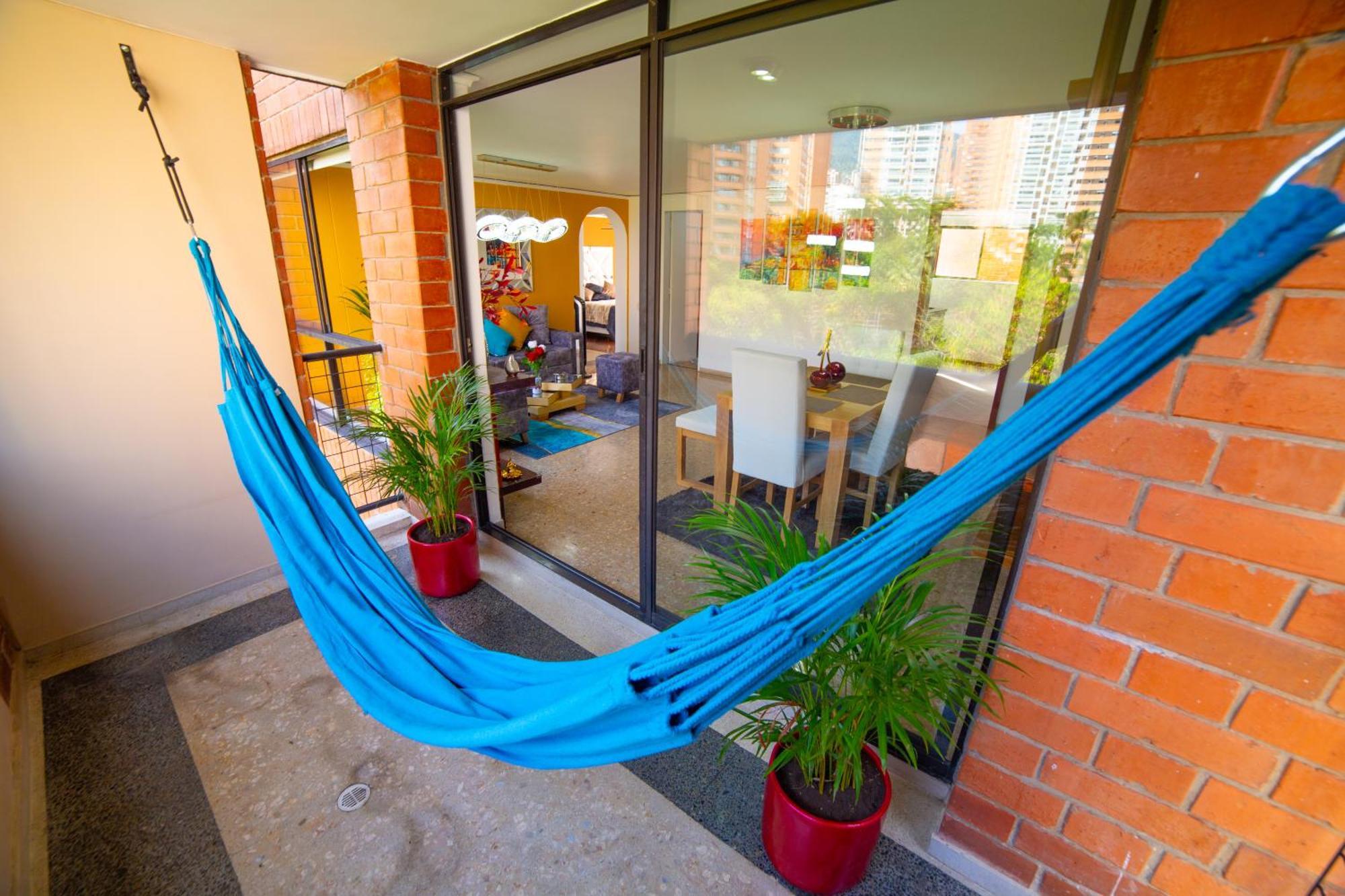 Apartamento Floor W/balcony In El Poblado Medellín
