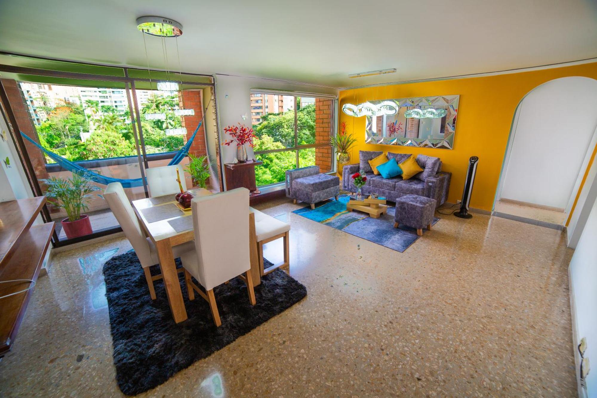 Floor W/balcony In El Poblado Medellín