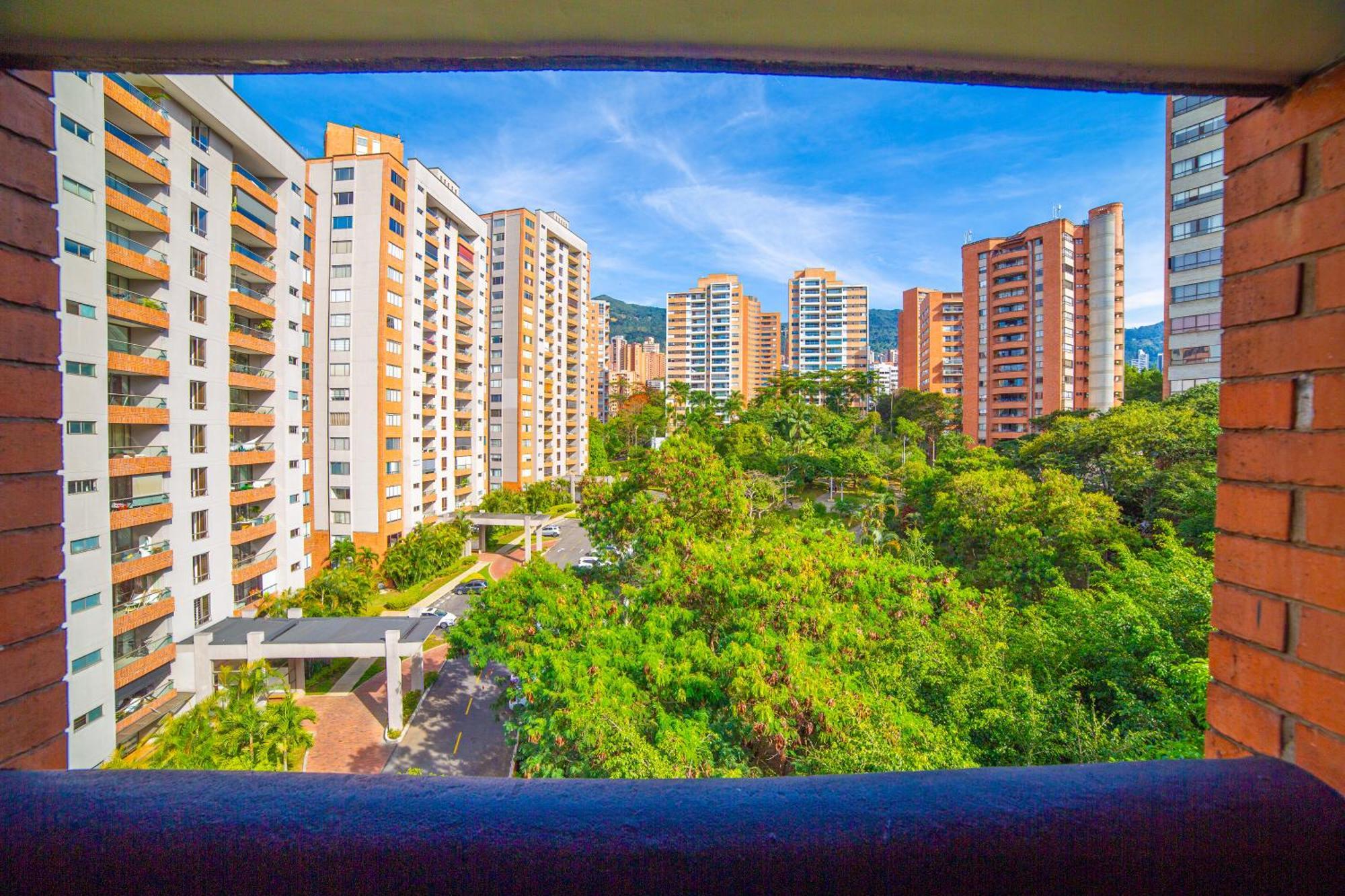 Floor W/balcony In El Poblado * Medellín