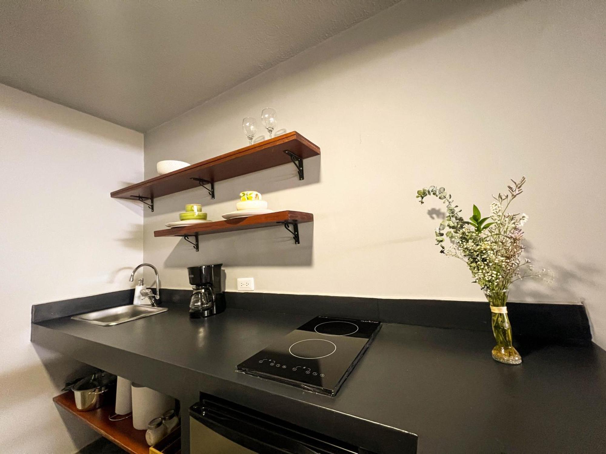 Park & Relax: Your Private Garage Apartamento *