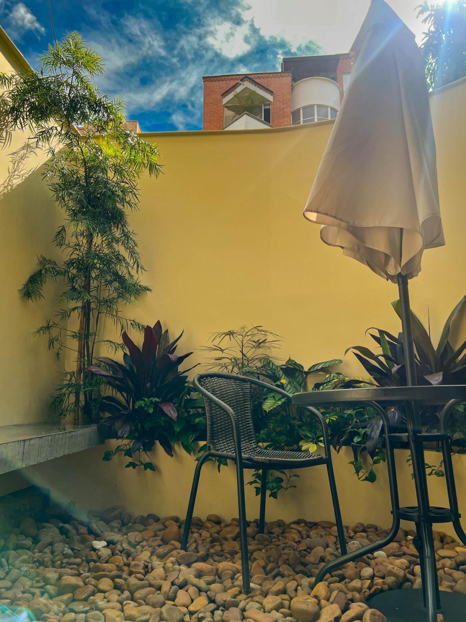 Park & Relax: Your Private Garage Apartamento Medellín