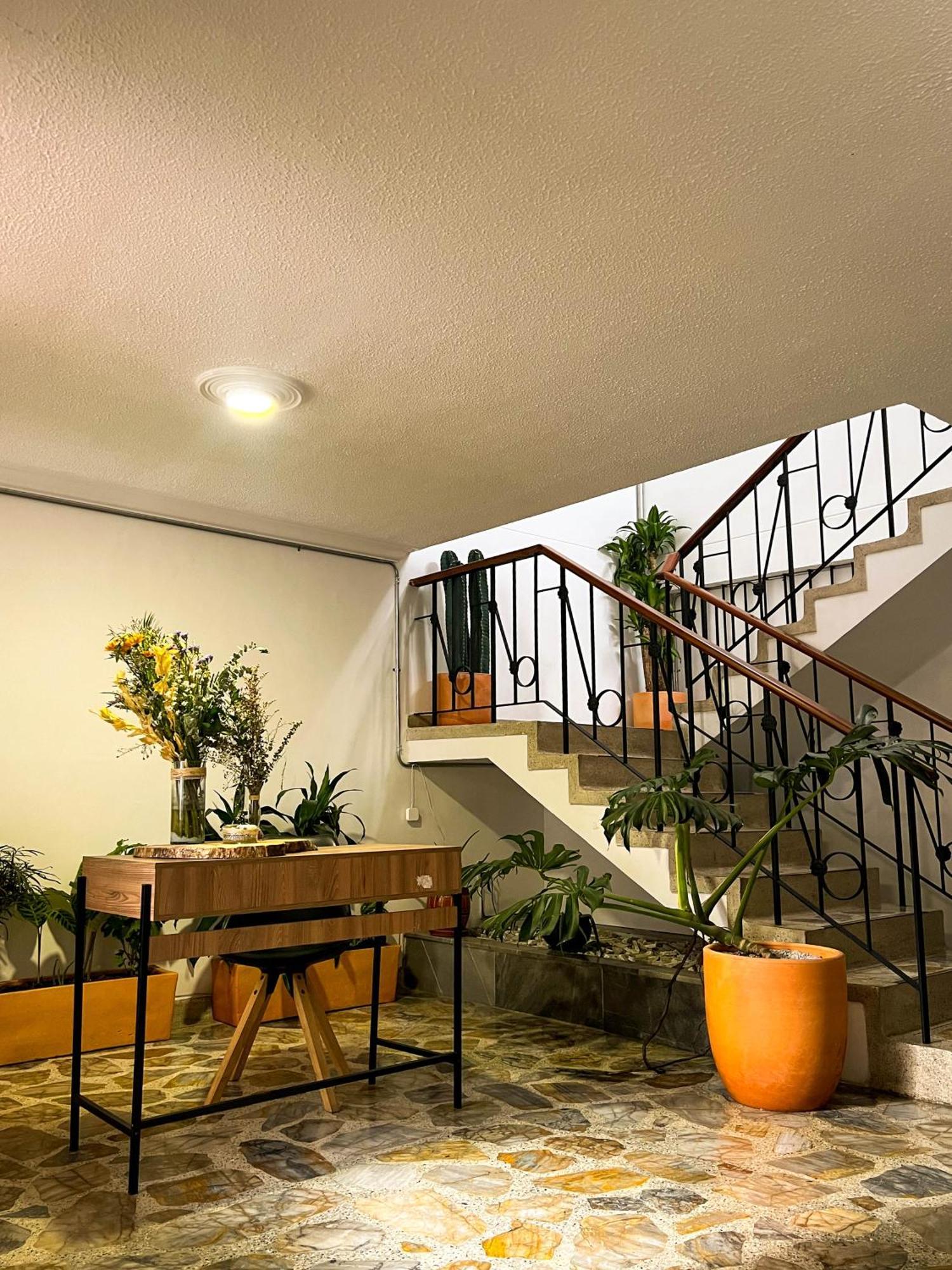 Park & Relax: Your Private Garage Apartamento *