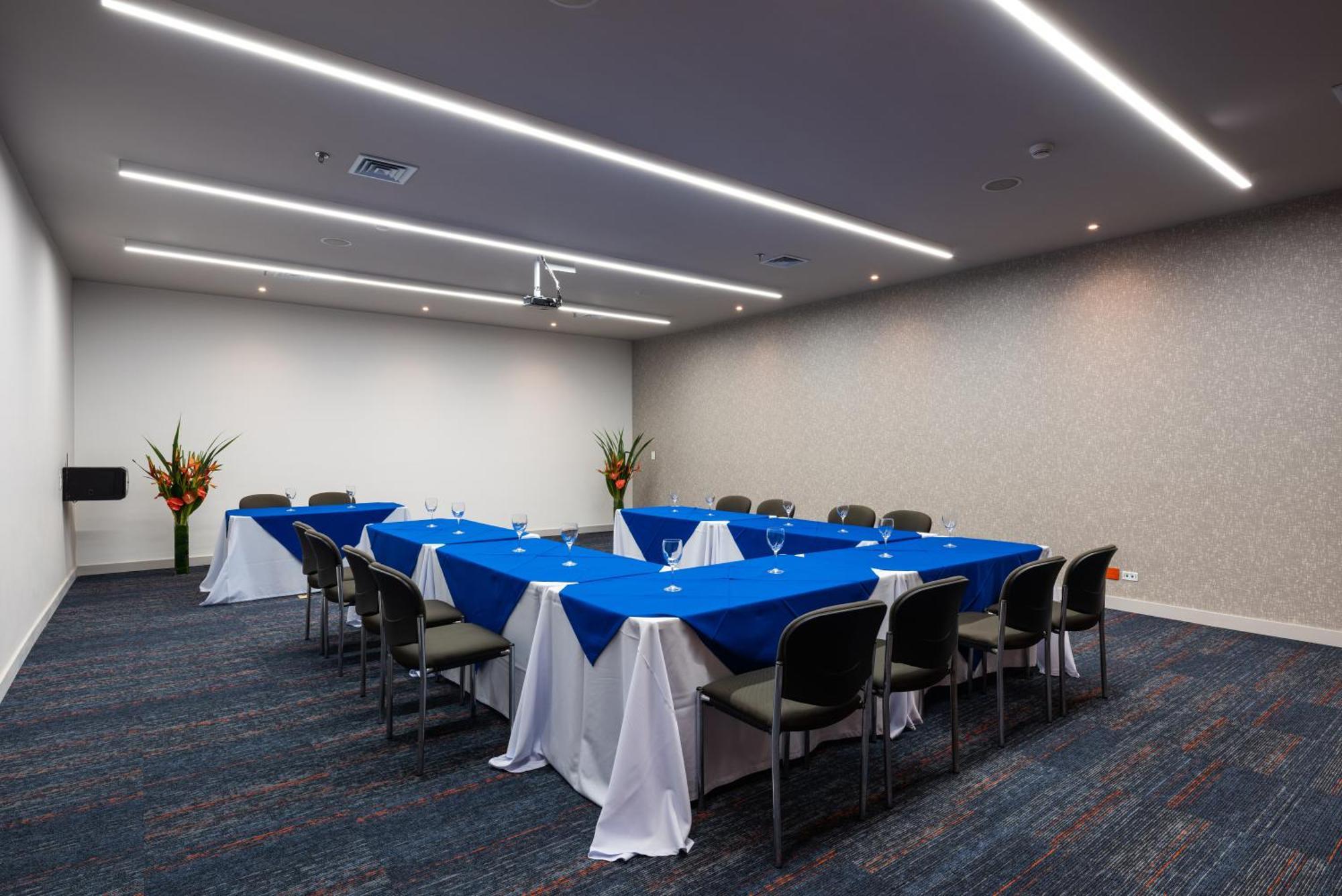 Express & By Ihg Hotel 4*