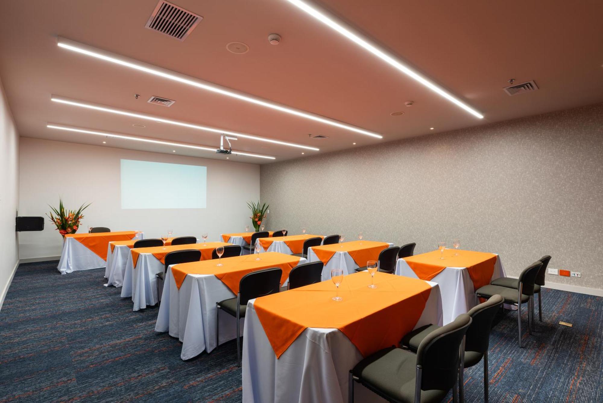 Express & By Ihg 4*