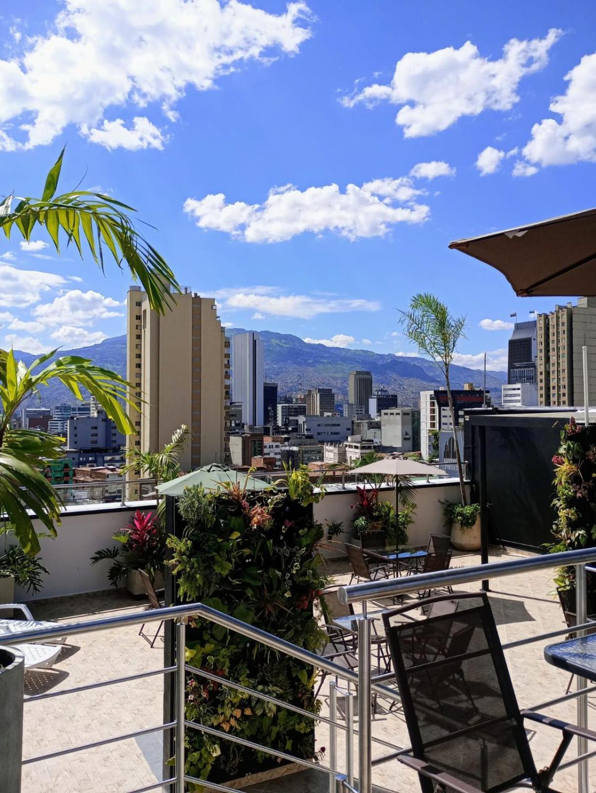 California 4* Medellín