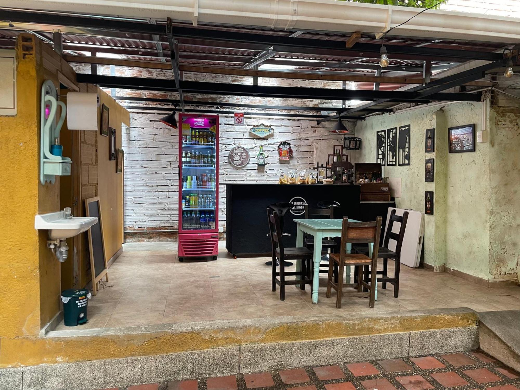 Pensión Hostal La Bodeguita Del Mundo Laureles *