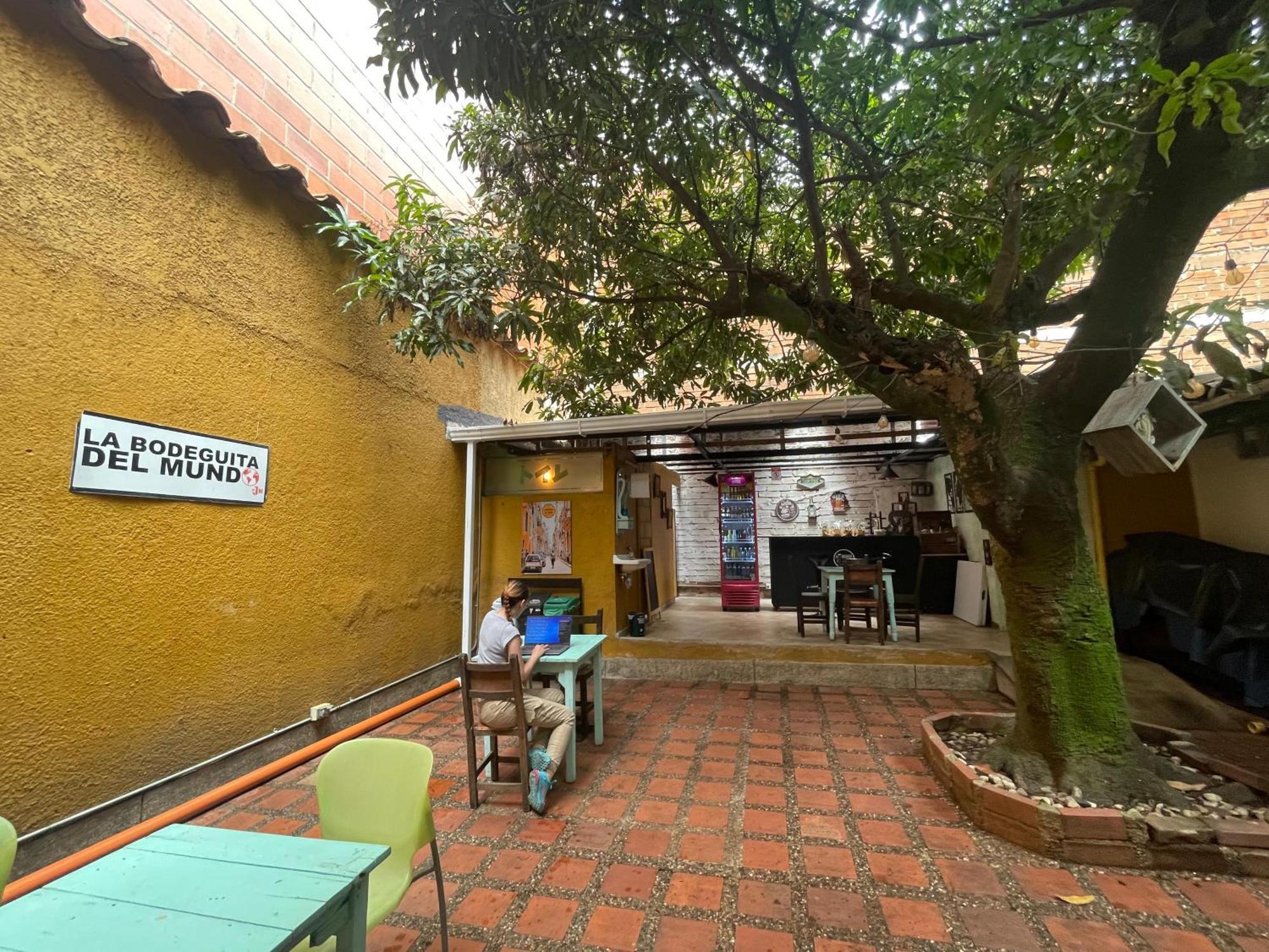 Pensión Hostal La Bodeguita Del Mundo Laureles *