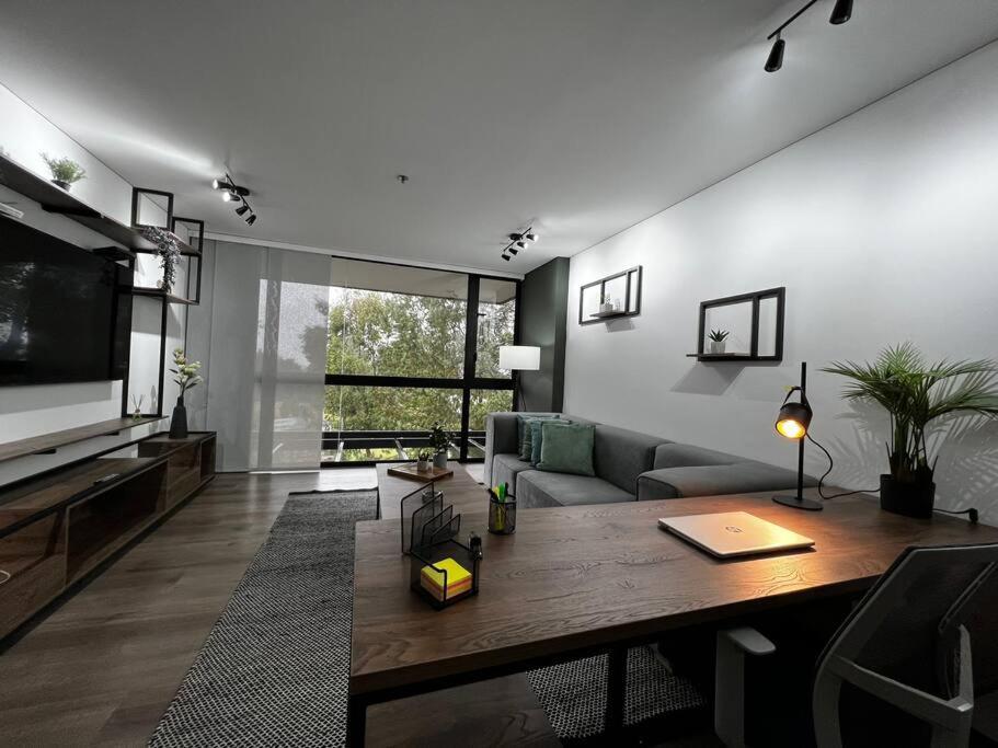 Apartamento Outstanding And Wide With Work Station *