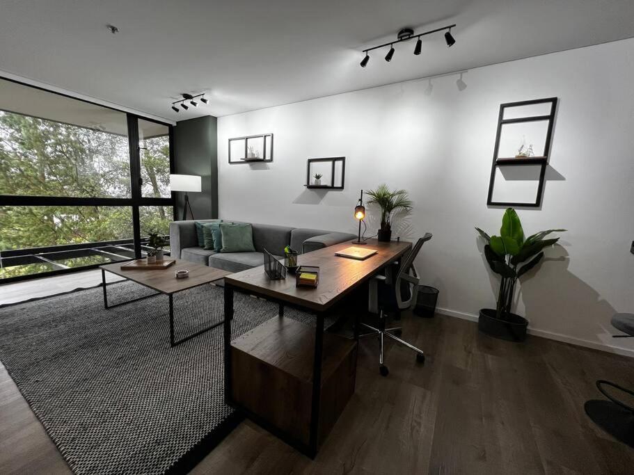 Apartamento Outstanding And Wide With Work Station