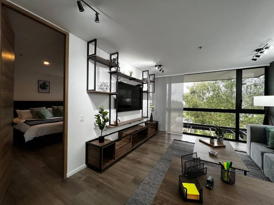 Apartamento Outstanding And Wide With Work Station