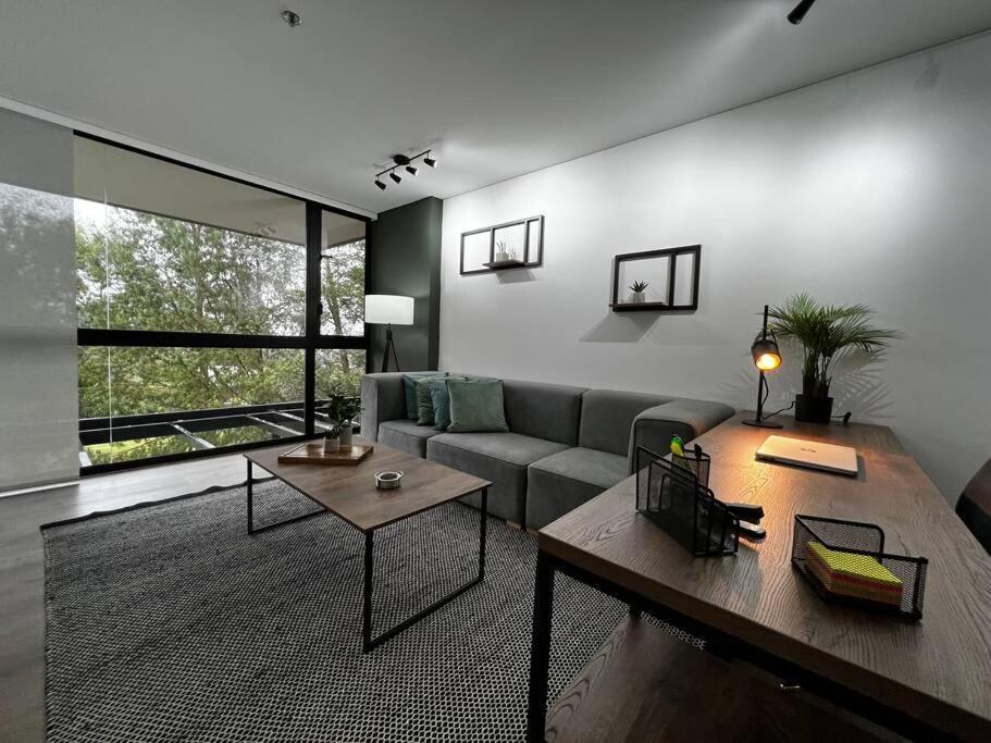 Outstanding And Wide With Work Station Apartamento
