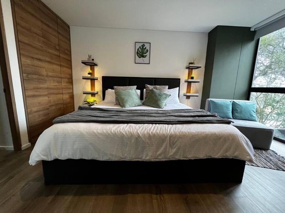 Apartamento Outstanding And Wide With Work Station