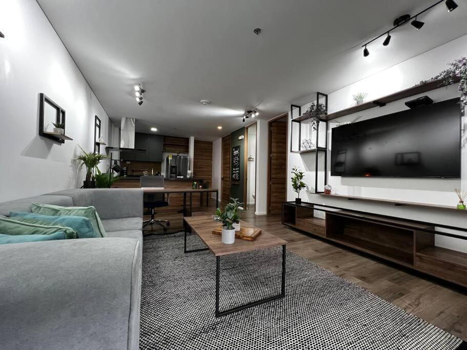Outstanding And Wide With Work Station Apartamento