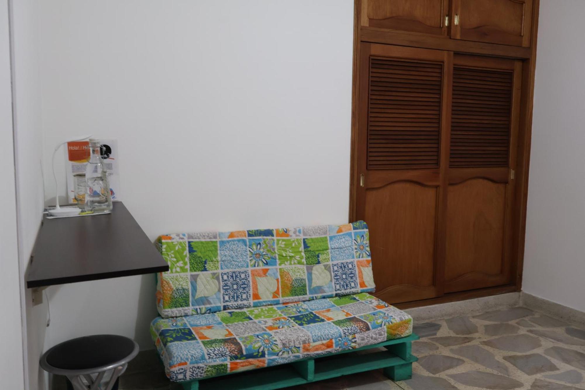 Habitación en casa particular Living Poblado Manila 3026 Individual *