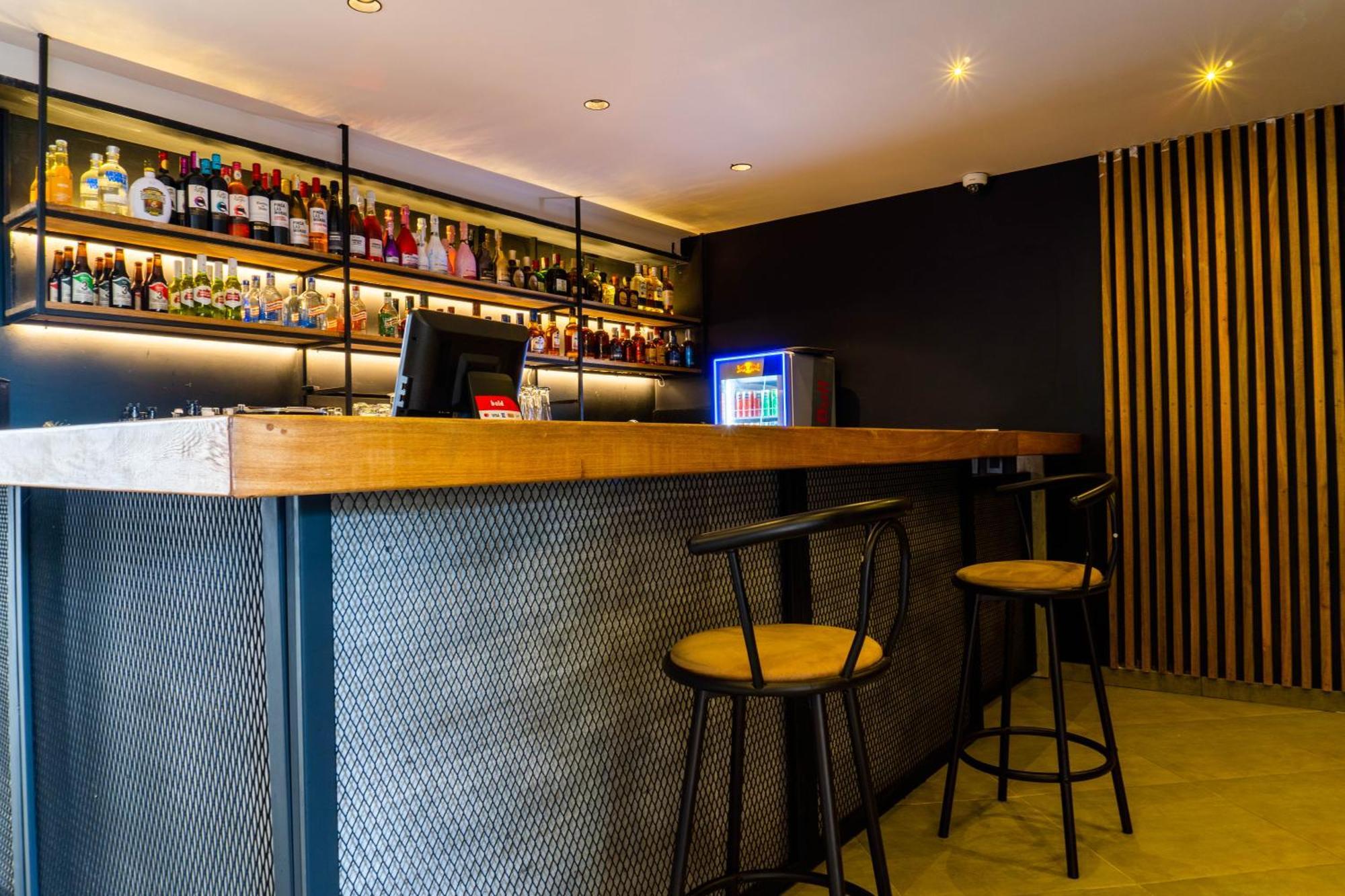 California 4* Medellín