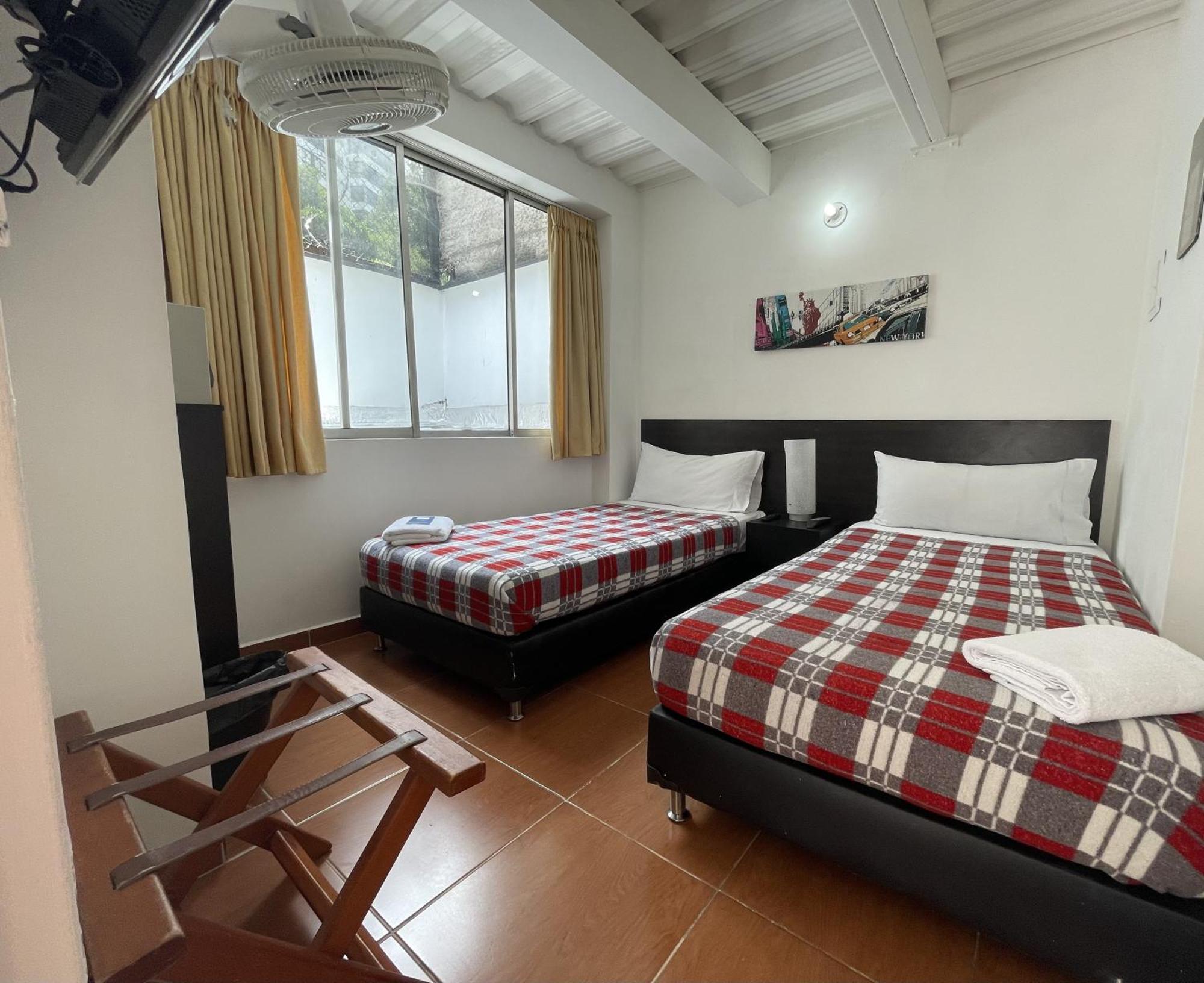 Hostal Lleras Calle 8 *