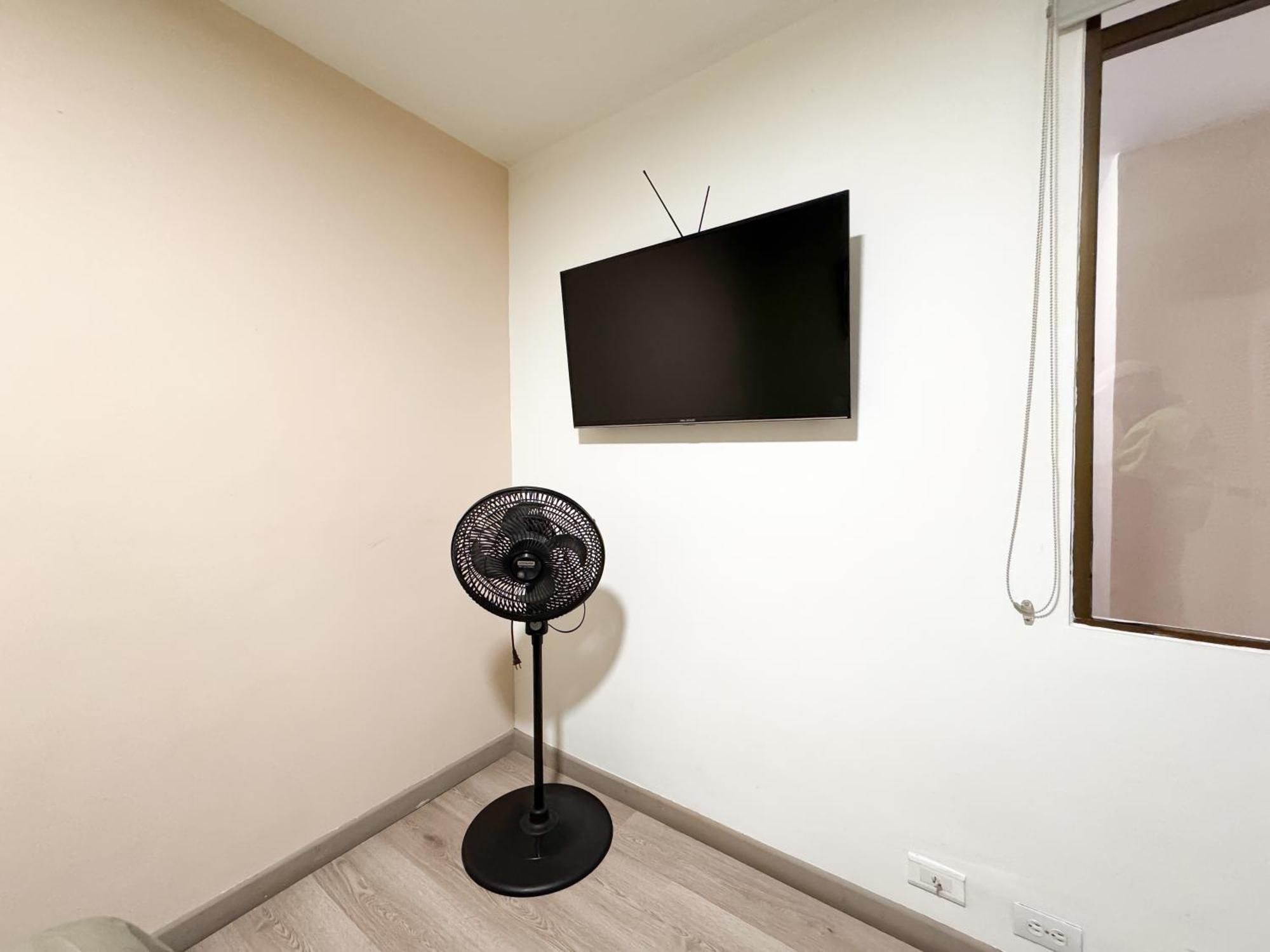 Aparta Estudio Cerca Al Parque Lleras M202 By Roots Apartment Medellin