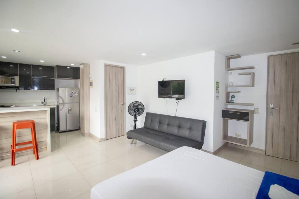 Con Balcon Y Parqueadero 810 Apartamento *
