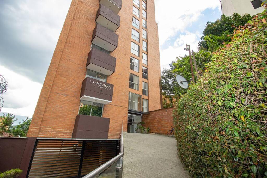 Con Balcon Y Parqueadero 810 Apartamento *