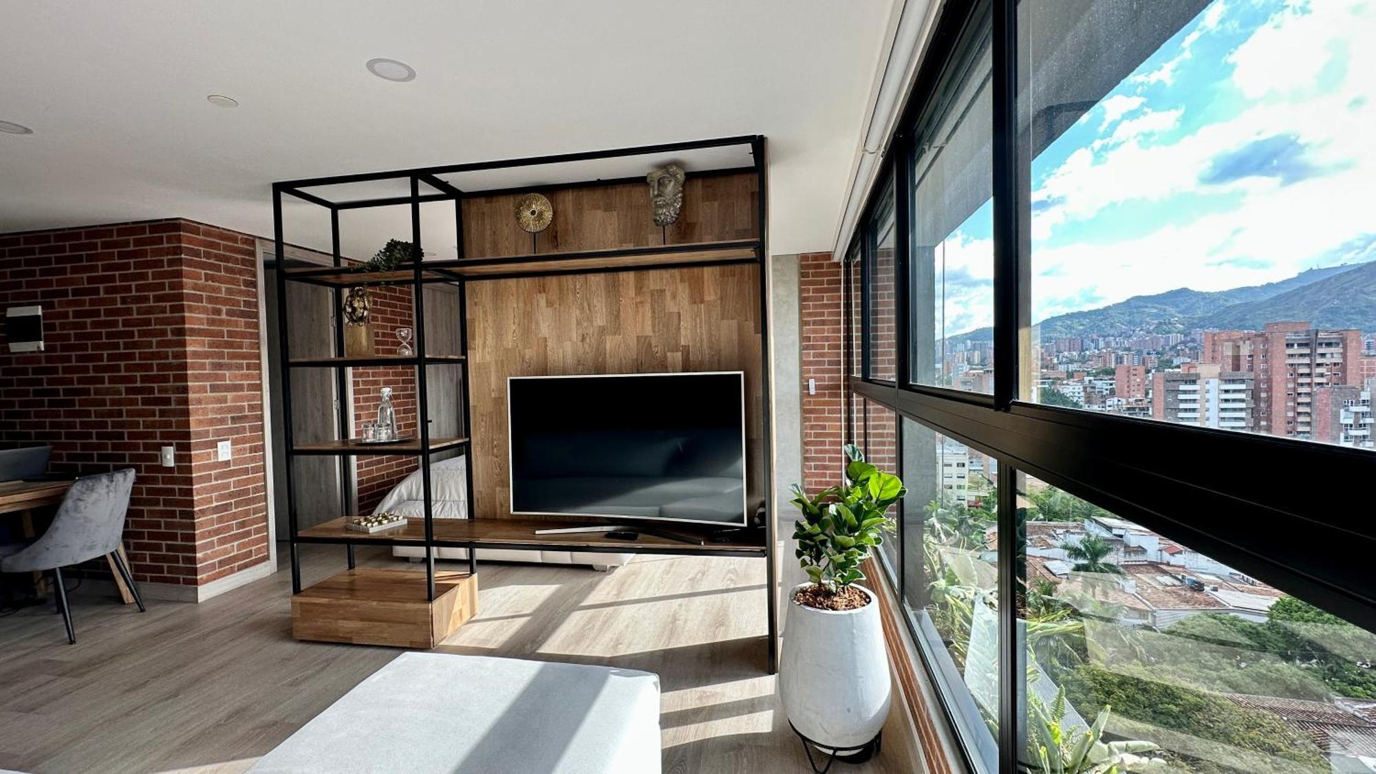 Apartment Prime Location In Laureles With Ac & View