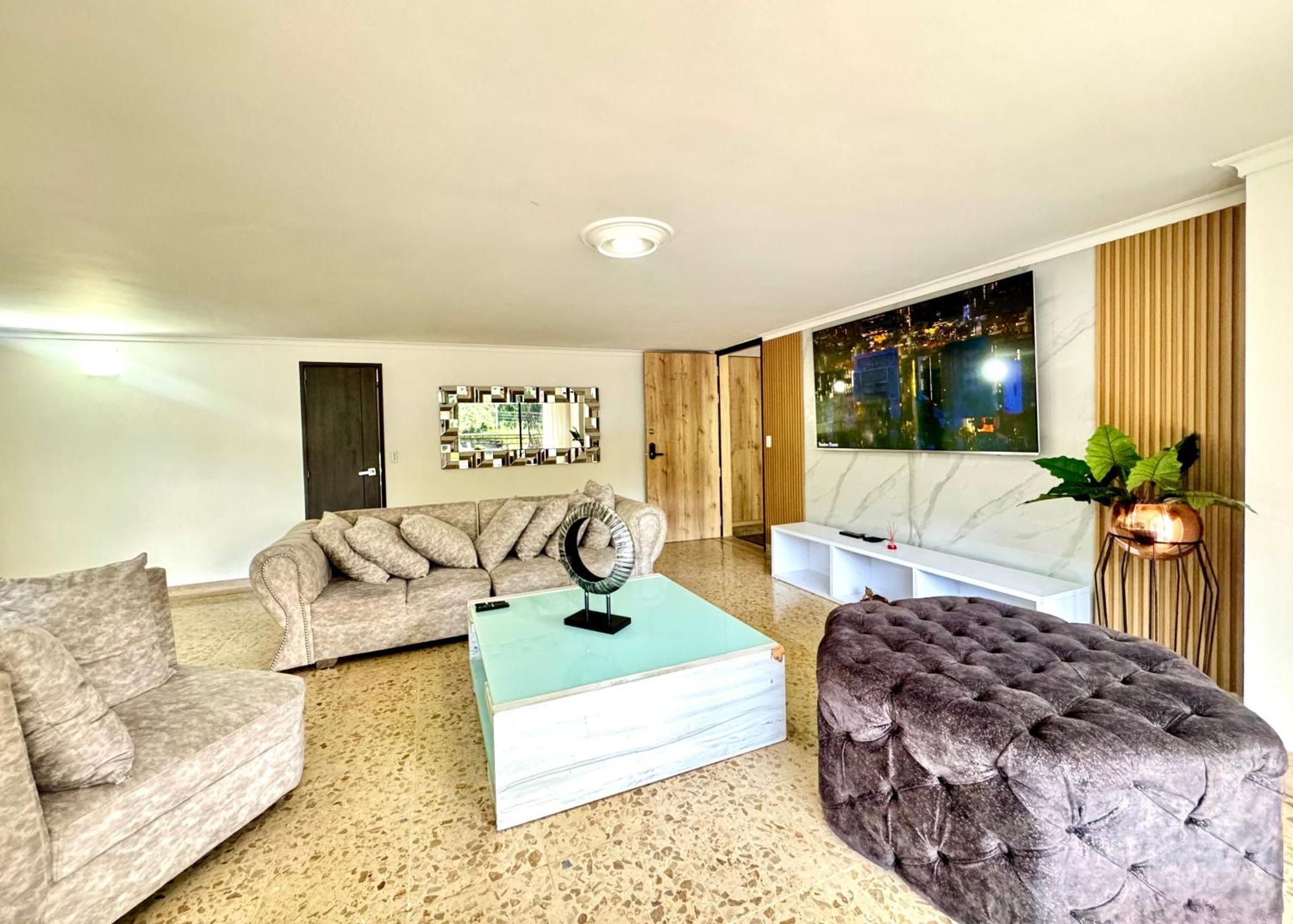 Apartamento 5 Hab, Espacioso, Piscina, Al Lado Del Tesoro! Medellín