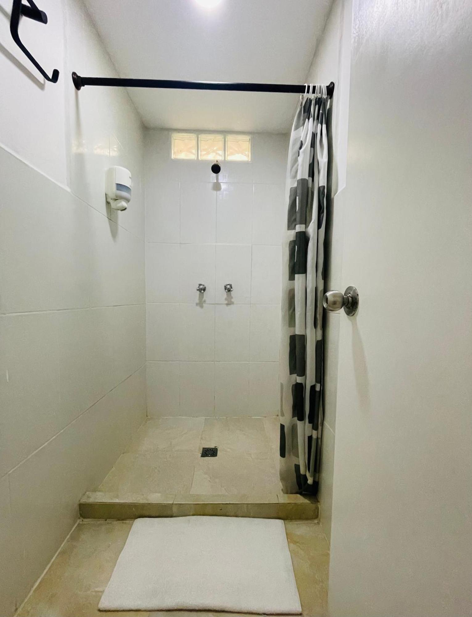 Hostal Lleras Calle 8