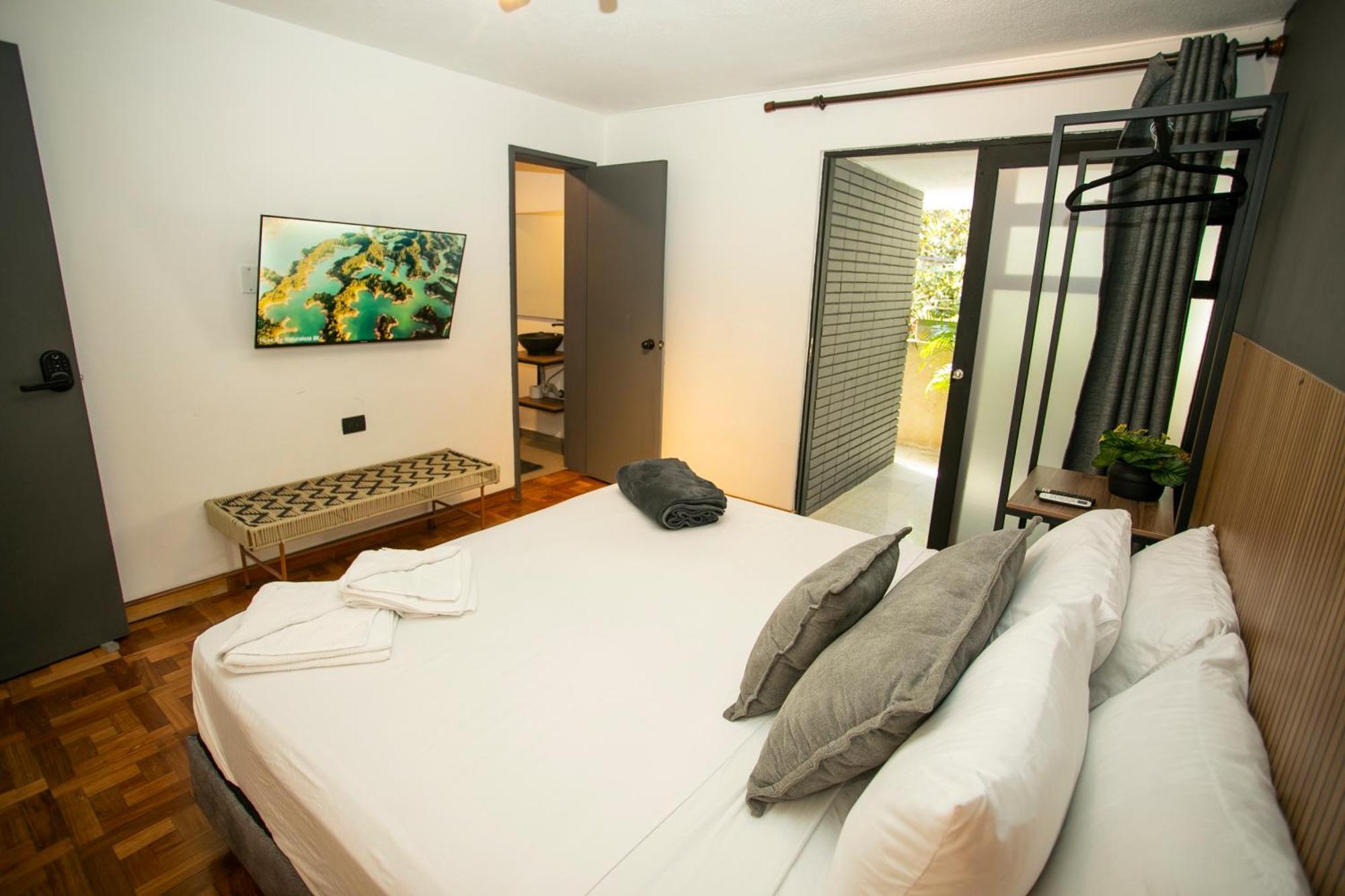 Lorel Spring Luxury Cozy And Relaxing 5br-ac-wifi-jacuzzi-ac-laundry Сasa de vacaciones Medellín