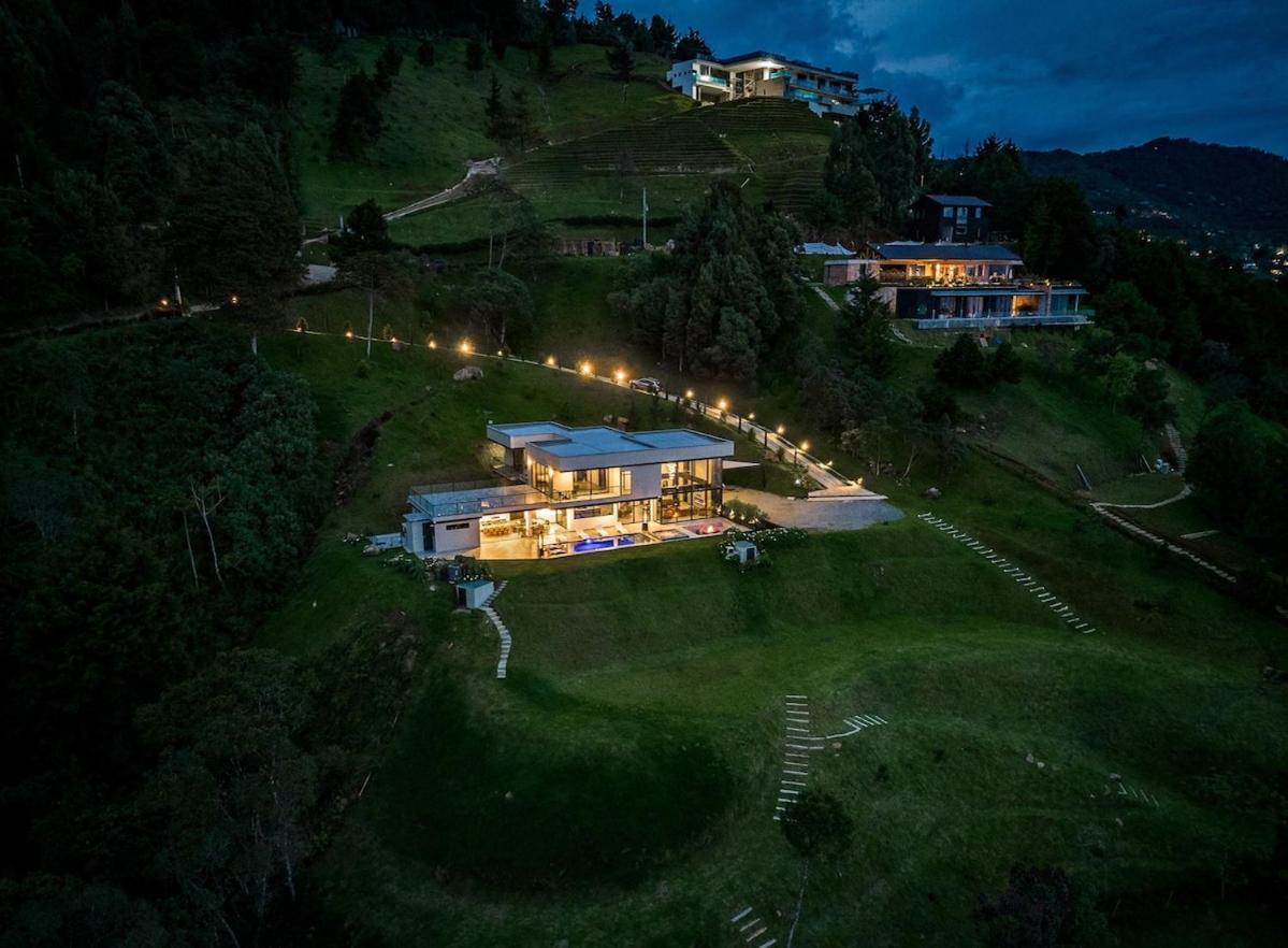 Exquisite Retreat In Villa *