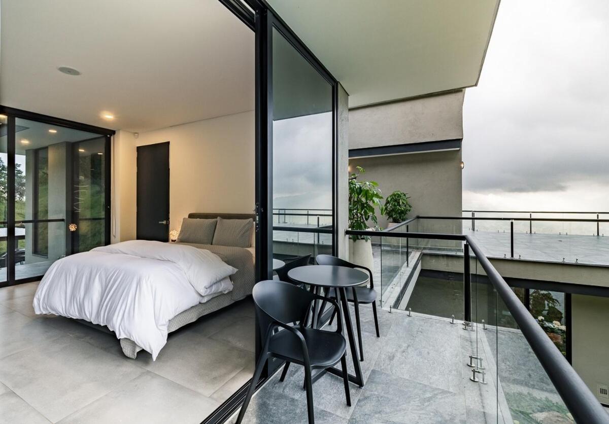 Exquisite Retreat In Villa *