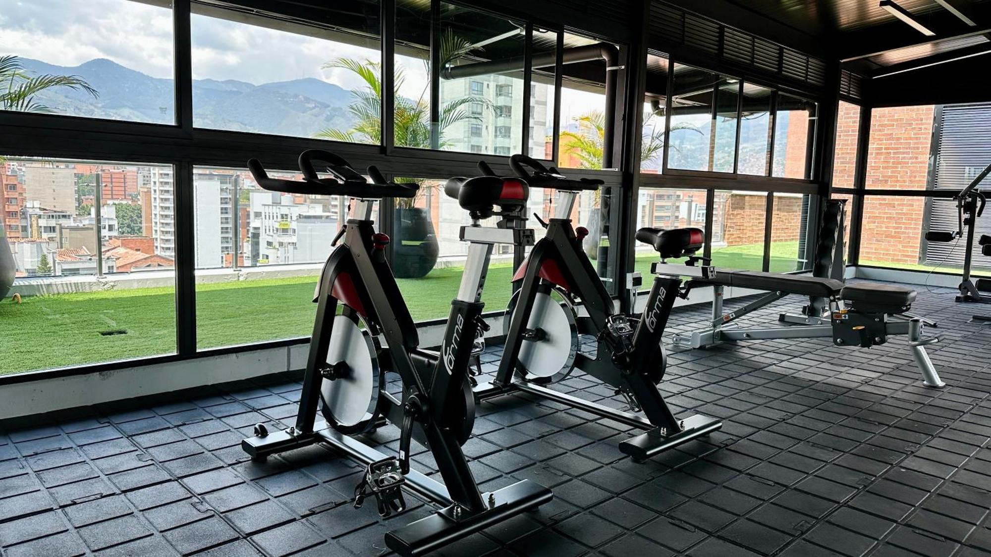 Apartment Prime Location In Laureles With Ac & View