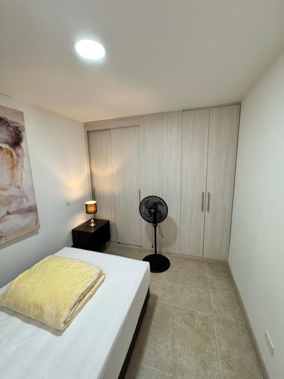 Apartamento In Laureles Two Blocks From 70